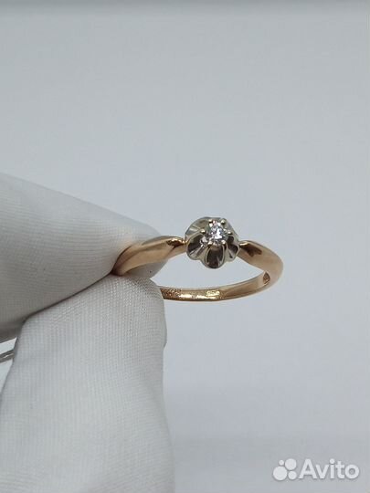 Кольцо с природным камнем Золото