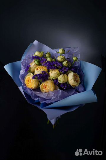 Букет из кустовых роз и статицы