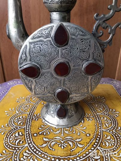 Очень редкий персидский кувшин с агатами