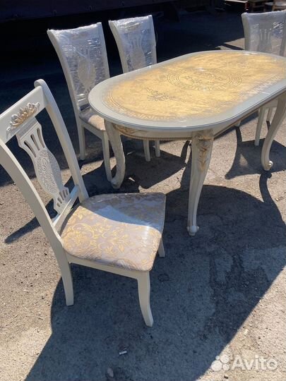 Стол Роза и стулья Версачи