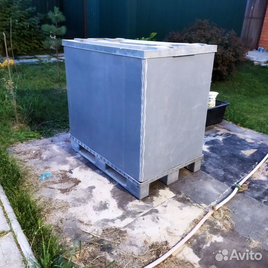 Пластиковый контейнер на европалете с крышкой