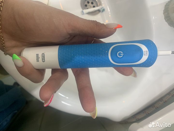 Электрическая зубная щетка oral b