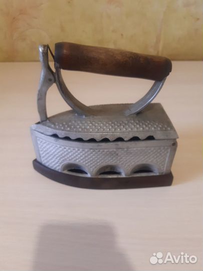 Старинный угольный утюг. иаф