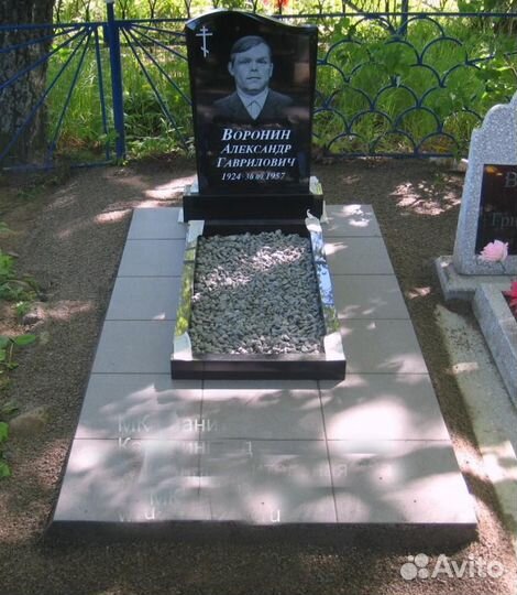 Памятник из черного гранита