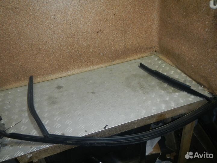 Б/У Б/У Уплотнитель стекла двери передней левой