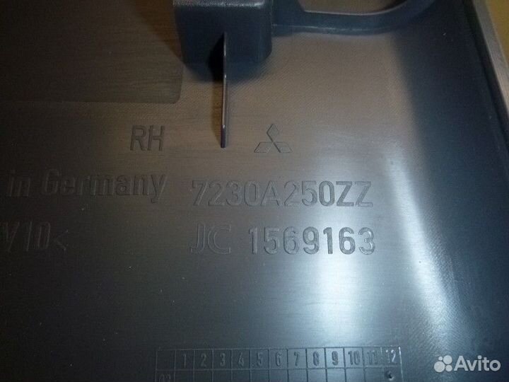 Обшивка багажника (правая) mitsubishi colt colt (Z