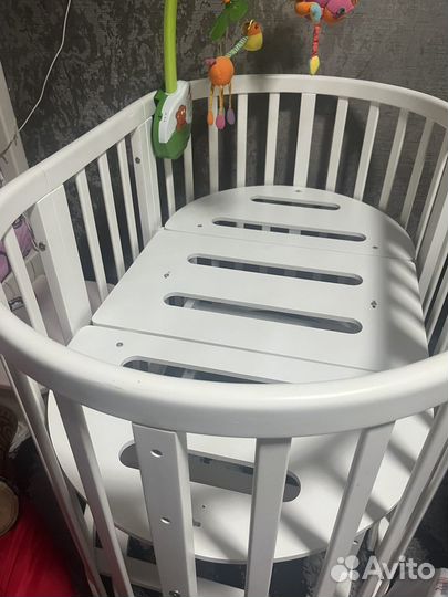 Детская кроватка с маятником