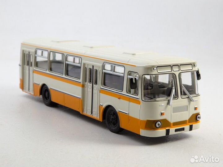 1:43 Масштабная модель Автобус Ликинский-677М, беж