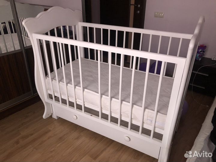 Детская кроватка с маятником