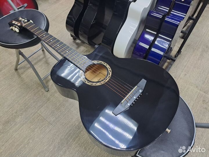 Гитара акустическая чёрная с металлическими струн