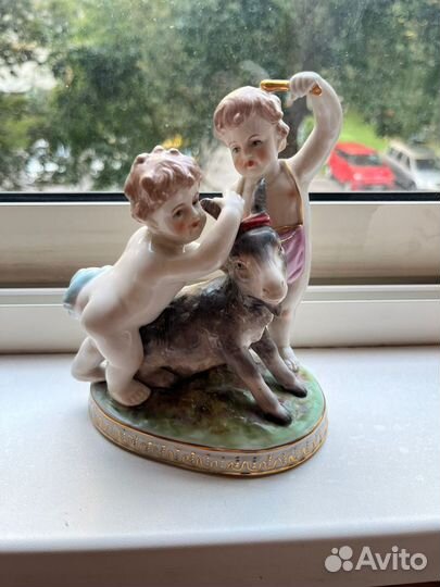 Фарфоровая статуэтка
