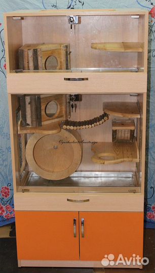 Стеллажи,витрины и домики для домашних животных