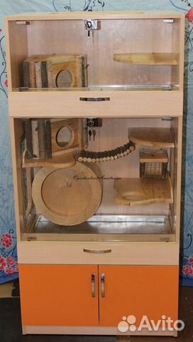 Стеллажи,витрины и домики для домашних животных