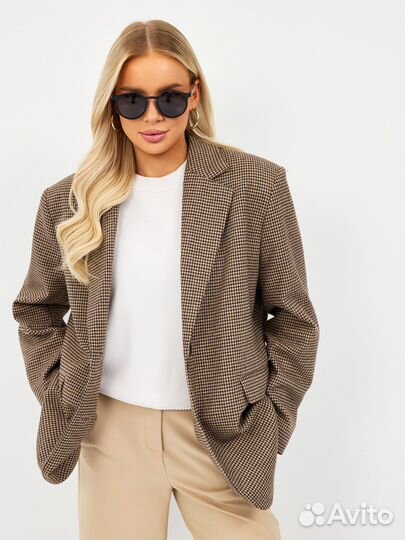 Солнцезащитные черные очки с деревянными дужками