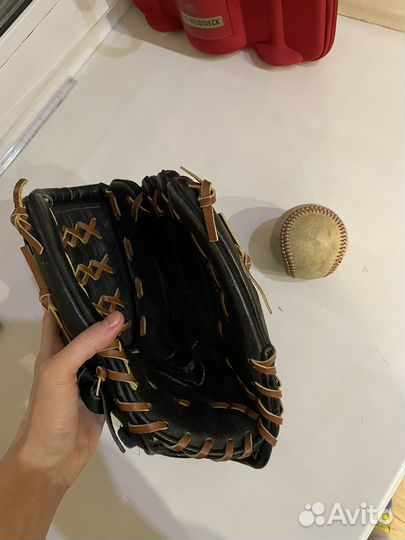 Бейсбольная перчатка с мячом