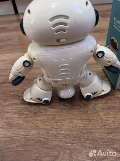 Танцующий робот