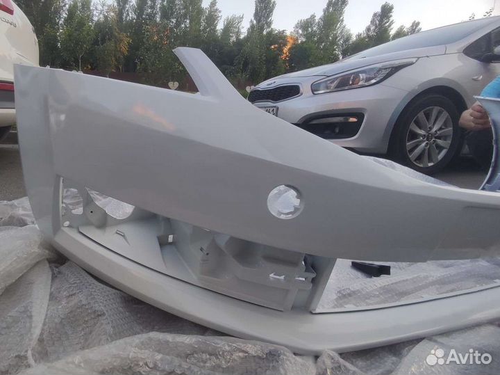 Skoda Octavia A7 бампер передний в цвет белый