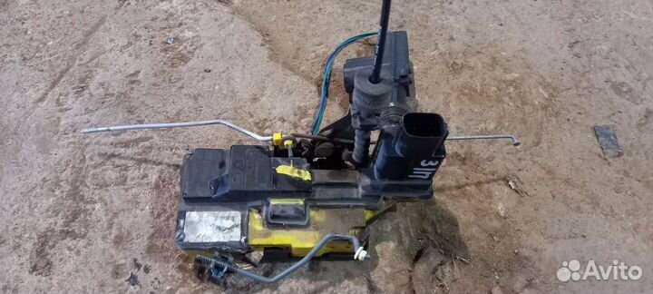 Замок двери задний левый Volvo S80