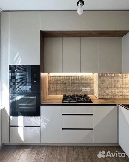 Белая классическая кухня в потолок с рассрочкой