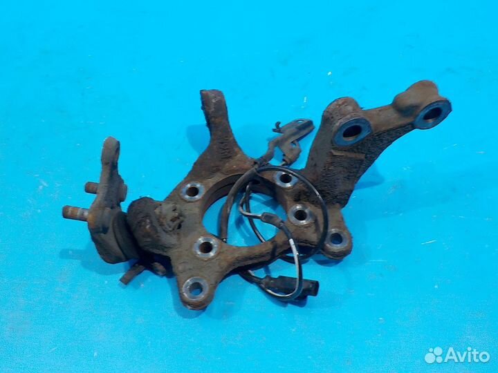 Поворотный кулак передний левый toyota Auris (E15) 2006-2012