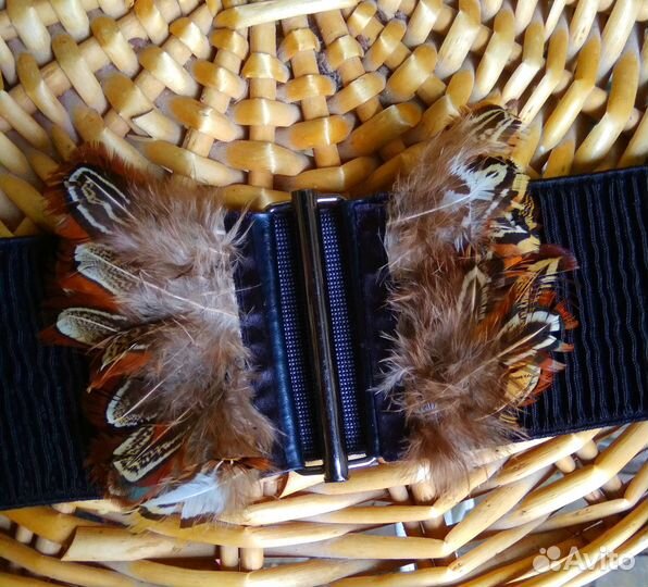 Пояс-резинка с перьями птиц. Расстегивается