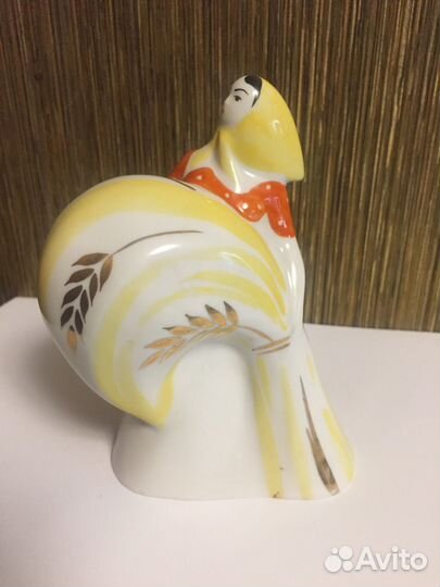 Статуэтка фарфоровая