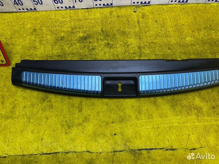 Пластик замка багажника задний Mercedes-Benz