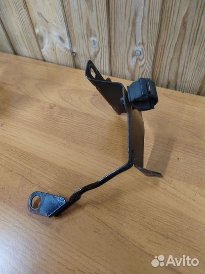 Кронштейн бачка гидроусилителя Ford Focus 2