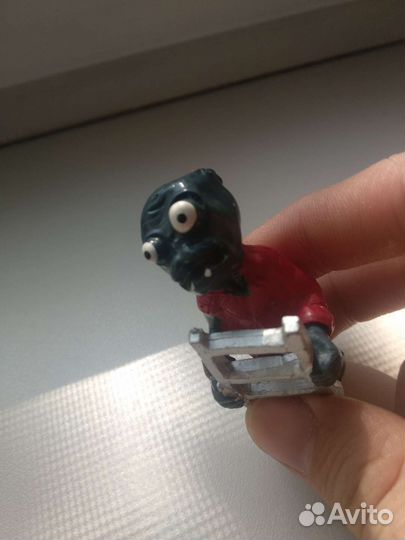 Фигурки зомби против растений