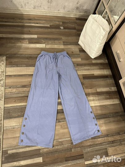 Пакет вещей для девушки: брюки, свитера