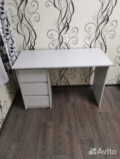 Письменный стол белый с ящиками