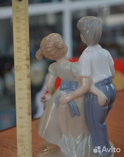 Фарфоровая статуэтка- влюбленная парочка (свидани