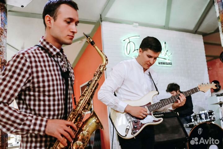 Саксофонист на праздник