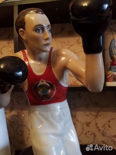 Большая фарфоровая статуэтка-боксёр