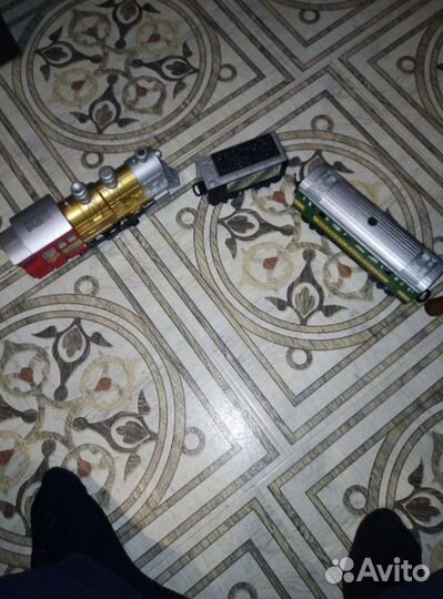 Железная дорога с паровозом и вагонами