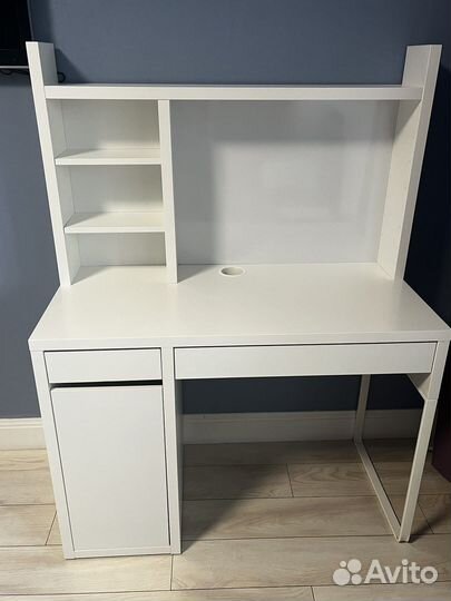 Письменный стол для школьника белый