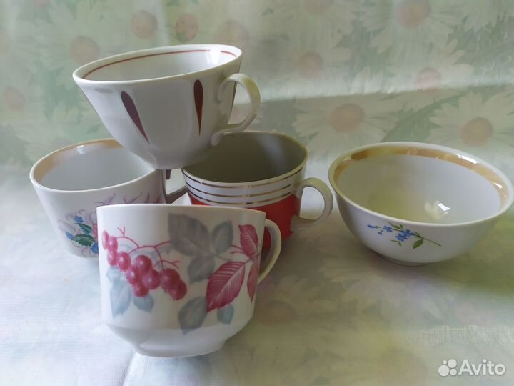 Бокалы, чашки и блюдца