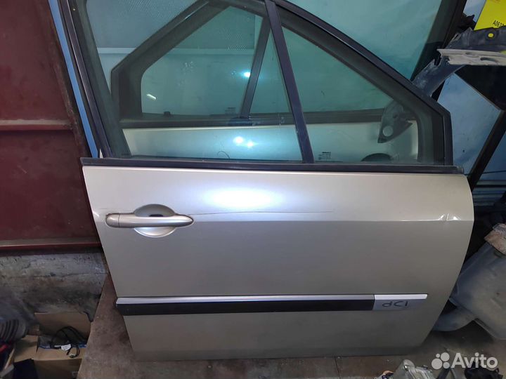 Дверь передняя правая renault granta scenic
