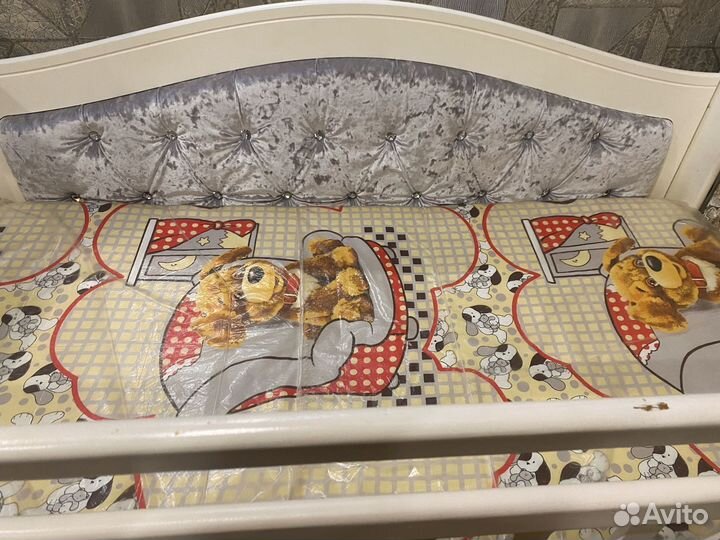 Детская кроватка с маятником и ящиком