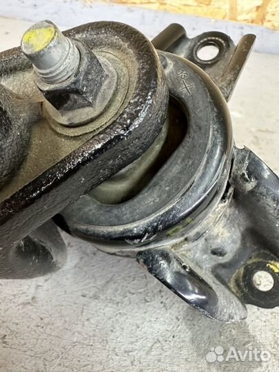 Опора двигателя на hyundai solaris 1