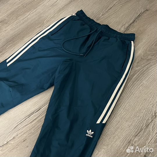 Спортивные штаны Adidas originals размер M
