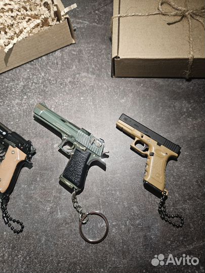 Подарочный набор брелки пистолеты 4 штуки