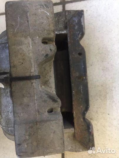 Подушка коробки передач левая Volkswagen Bora