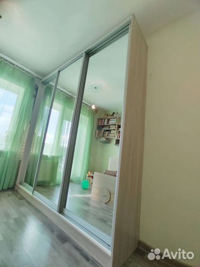 Шкаф трехстворчатый бу с зеркальными тремя дверями