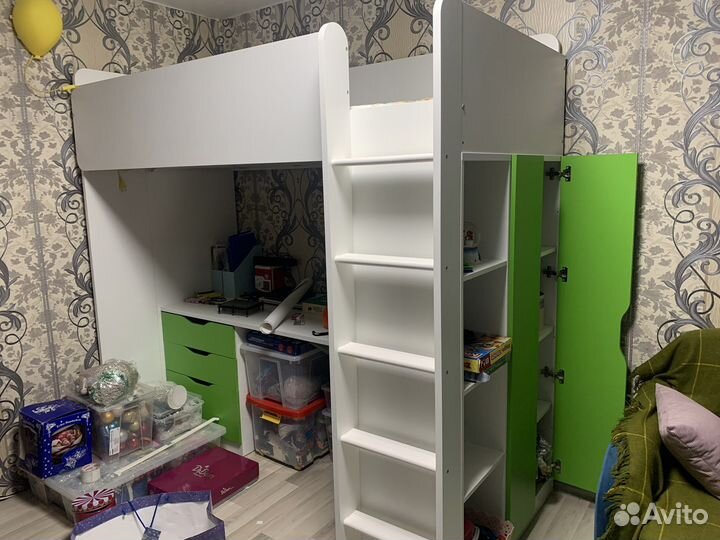 Детская кровать чердак со столом и шкафом
