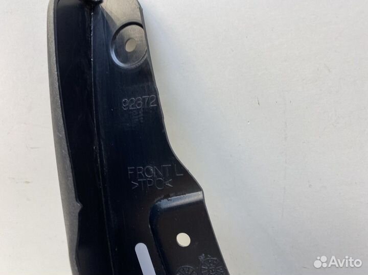 Брызговик передний левый Toyota Venza 2009-2017