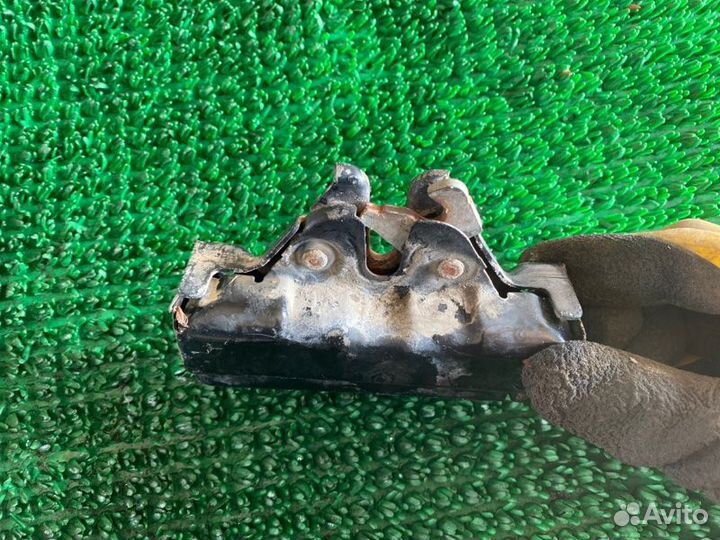 Замок капота Toyota Tundra