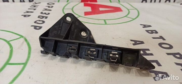 Крепление бампера переднее правое Mitsubishi Colt