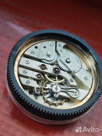 Бронзовые настольные часы, Хронометр