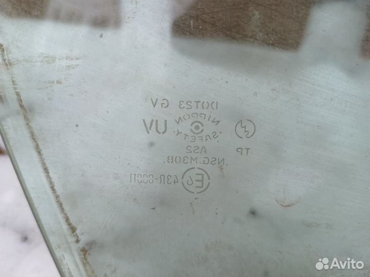 Стекло передней правой двери